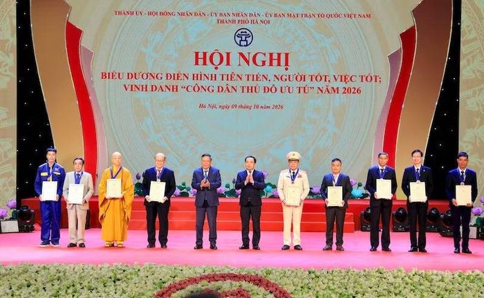 Lãnh đạo Thành ủy Hà Nội trao tặng danh hiệu "Công dân Thủ đô ưu tú" cho 9 cá nhân. (Ảnh: Thái Quang).