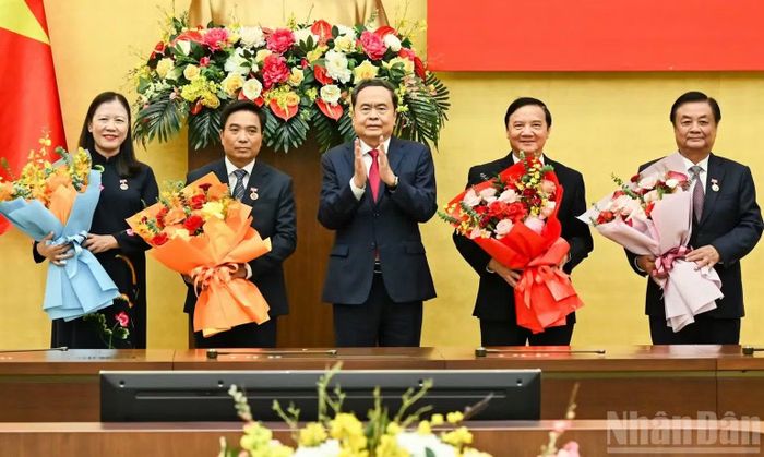 Chủ tịch Quốc hội Trần Thanh Mẫn trao Huy hiệu 35 năm tuổi Đảng và tặng hoa chúc mừng các đồng chí lãnh đạo, nguyên lãnh đạo của Quốc hội. (Ảnh: DUY LINH)