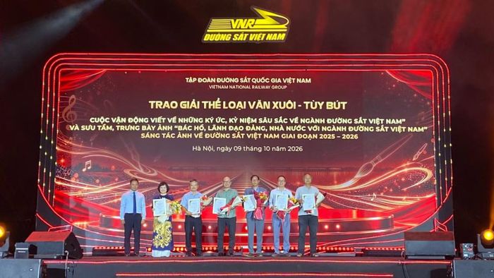 Ban Tổ chức trao giải cho các tác giả đoạt giải thể loại Văn xuôi. (Ảnh: HIỀN TÂM)
