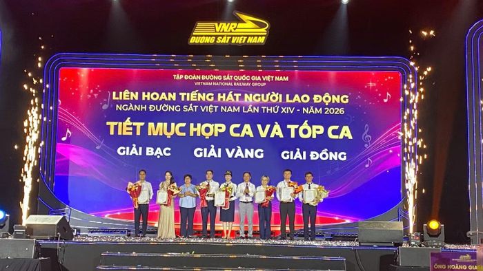 Các đoàn nghệ thuật trong ngành nhận giải thưởng Liên hoan tiếng hát người lao động. (Ảnh: HIỀN TÂM)