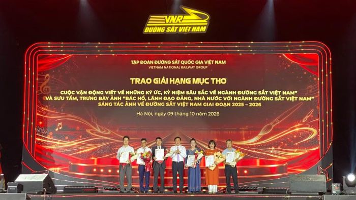 Ban tổ chức trao giải cho các tác giả đoạt giải thể loại Thơ. (Ảnh: HIỀN TÂM)