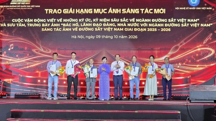 Ban Tổ chức trao giải cho các tác giả đoạt giải lĩnh vực ảnh sáng tác mới. (Ảnh: HIỀN TÂM)