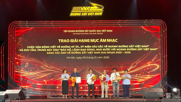 Ban tổ chức trao giải cho các tác giả đoạt giải lĩnh vực Âm nhạc. (Ảnh: HIỀN TÂM)