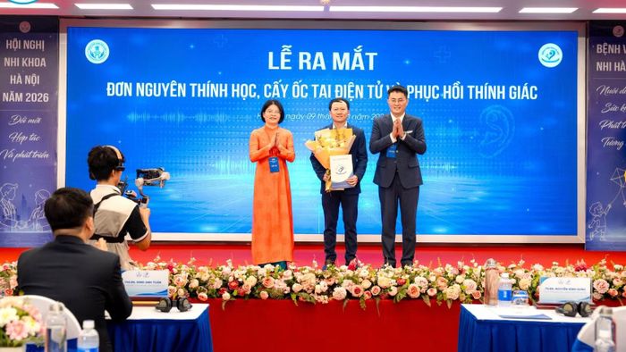  Lãnh đạo Bệnh viện Nhi Hà Nội trao quyết định thành lập đơn nguyên thính học, cấy ốc tai điện tử và phục hồi thính giác. (Ảnh: PHẠM THẢO) 