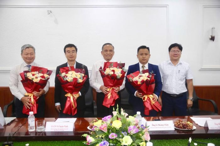 Ban tổ chức tặng hoa các chuyên gia tham dự tọa đàm. (Ảnh: QUANG QUÝ)