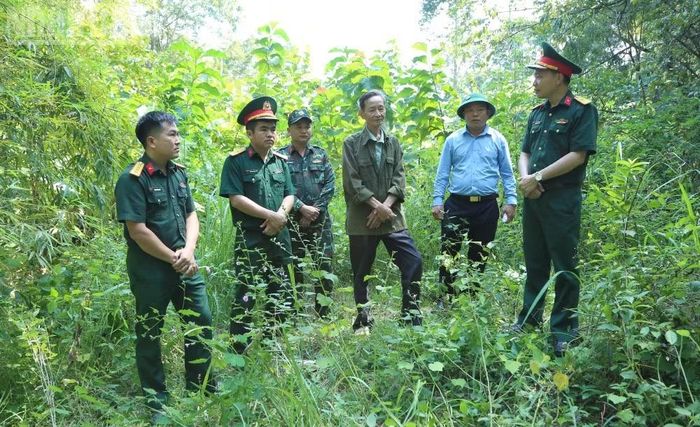 Ông Hà Văn Ù, bản Tạo, xã Gia Phù đưa Tổ khảo sát, xác minh của Ban Chỉ đạo tỉnh Sơn La đến nơi nghi có mộ liệt sĩ được người dân chăm sóc trong nhiều năm qua. (Ảnh: PHAN THẢO)