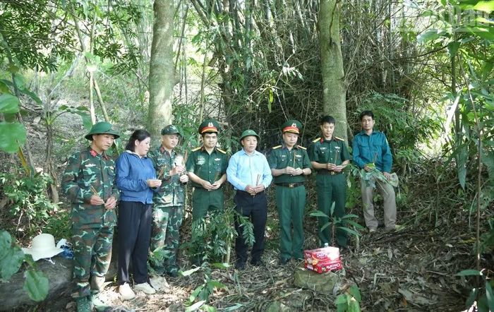 Tổ khảo sát, xác minh của Ban Chỉ đạo tỉnh Sơn La và xã Gia Phù tại khu vực bản Sập Xa, nơi có 2 ngôi mộ bộ đội hy sinh được an táng dưới gốc tre, có bia đá ghi thời gian an táng. (Ảnh: PHAN THẢO)