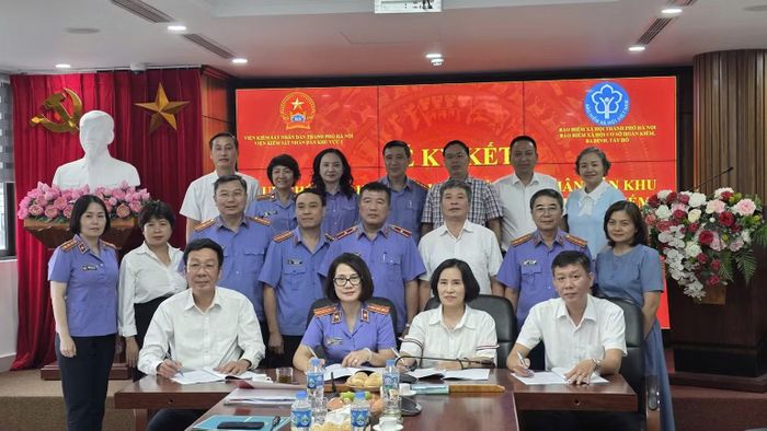 Ký kết Quy chế phối hợp liên ngành giữa Viện Kiểm sát nhân dân khu vực I và 3 Bảo hiểm xã hội cơ sở Hoàn Kiếm, Ba Đình và Tây Hồ (Hà Nội), ngày 13/7/2026. (Ảnh HSS)