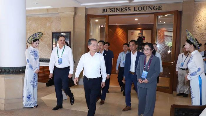 Bí thư Trung ương Đảng, Chánh án Tòa án nhân dân tối cao Nguyễn Văn Quảng kiểm tra công tác chuẩn bị. (Ảnh: M.Đ)