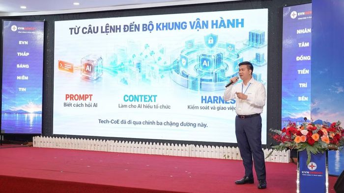 Ông Nguyễn Quang Huy - Trưởng ban Khoa học công nghệ và Đổi mới sáng tạo EVNGENCO1 giới thiệu giải pháp “Nền tảng AI tập trung - Bộ não số cho toàn EVNGENCO1”, hướng tới kết nối dữ liệu, tri thức và hỗ trợ công tác quản trị trong toàn Tổng công ty. (Ảnh: EVNGENCO1 cung cấp)