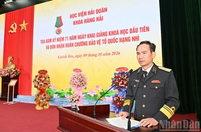 Chuẩn Đô đốc Nguyễn Hữu Thoan, Chính ủy Học viện phát biểu. (Ảnh: CÔNG TỨ)