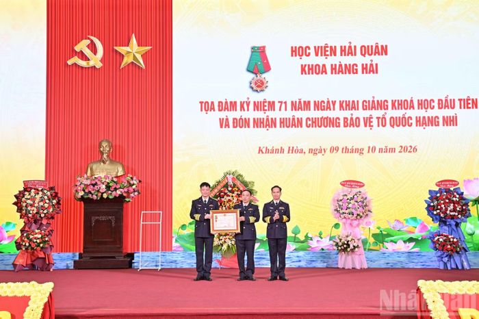Thừa ủy quyền Chủ tịch nước, Chuẩn Đô đốc Nguyễn Hữu Thoan trao Huân chương Bảo vệ Tổ quốc hạng Nhì tặng Khoa Hàng hải, Học viện Hải quân. (Ảnh: CÔNG TỨ)