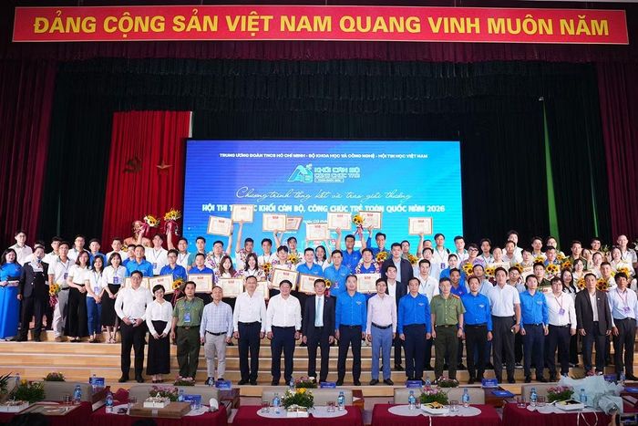 Đại diện Ban tổ chức Hội thi cùng các thí sinh, nhóm thí sinh xuất sắc. (Ảnh: Trung ương Đoàn cung cấp)