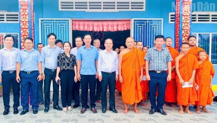 Đồng chí Phạm Văn Thiều, Phó Bí thư Tỉnh ủy, Chủ tịch Hội đồng nhân dân tỉnh Cà Mau (áo trắng, dài tay, đứng giữa) và lãnh đạo tỉnh, Đảng ủy, Ủy ban nhân dân phường Vĩnh Trạch thăm và chụp ảnh lưu niệm với các sư tại chùa Kim Cấu. (Ảnh: CTV)