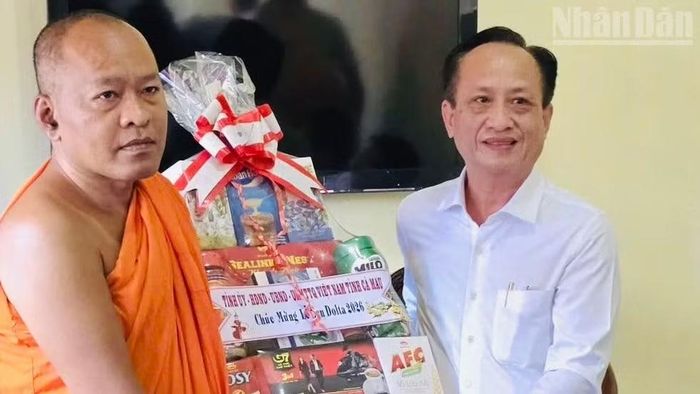Đồng chí Phạm Văn Thiều, Phó Bí thư Tỉnh ủy, Chủ tịch Hội đồng nhân dân tỉnh Cà Mau đến thăm và trao quà chúc mừng Đại đức Thạch Thương, Trụ trì chùa Kim Cấu tại phường Vĩnh Trạch. (Ảnh: Phó Chủ tịch Ủy ban nhân dân phường Vĩnh Trạch Nguyễn Thị Xuân Quyên cung cấp)