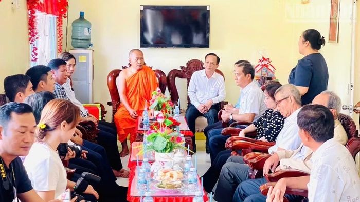 Đồng chí Phạm Văn Thiều, Phó Bí thư Tỉnh ủy, Chủ tịch Hội đồng nhân dân tỉnh Cà Mau (áo trắng, dài tay, bên trái) đến thăm và chúc mừng đến Đại đức Thạch Thương, Trụ trì chùa Kim Cấu tại phường Vĩnh Trạch, nhân dịp Lễ Dolta đồng bào Khmer. (Ảnh: CTV)