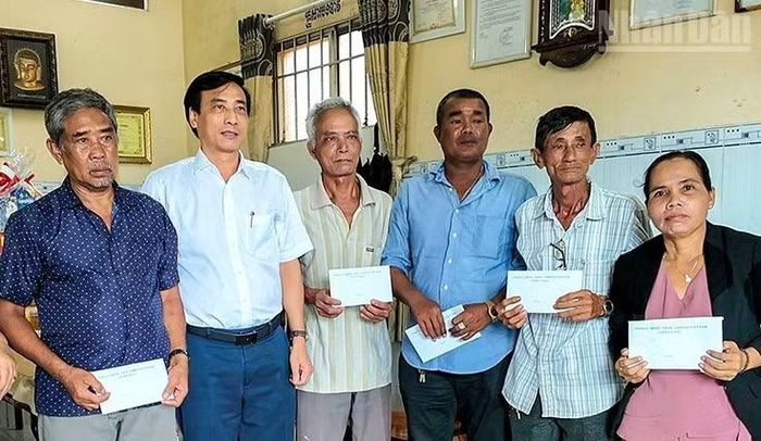 Đồng chí Hồ Văn Linh, Bí thư Đảng ủy xã Hòa Bình (thứ hai từ trái sang) đến thăm và tặng quà các hộ Khmer tại địa phương nhân dịp Lễ Sen Dolta của đồng bào. (Ảnh: CTV)