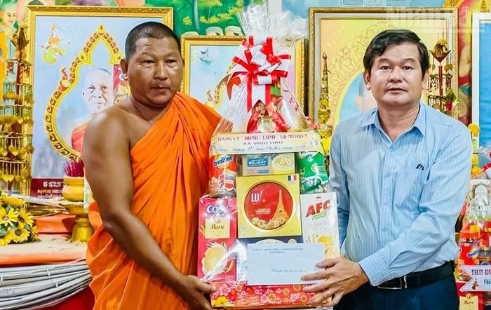 Đồng chí Đỗ Quốc Thịnh, Phó Chủ tịch Ủy ban nhân xã Vĩnh Hậu, Trưởng đoàn cán bộ xã đến thăm, tặng quà tại Chùa Điền của xã. (Ảnh: CTV)