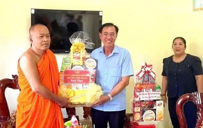 Đồng chí Lê Hoàng Vinh, Phó Bí thư Thường trực Đảng ủy phường Vĩnh Trạch (Cà Mau) thăm và tặng quà tại chùa Kim Cấu. (Ảnh: CTV)