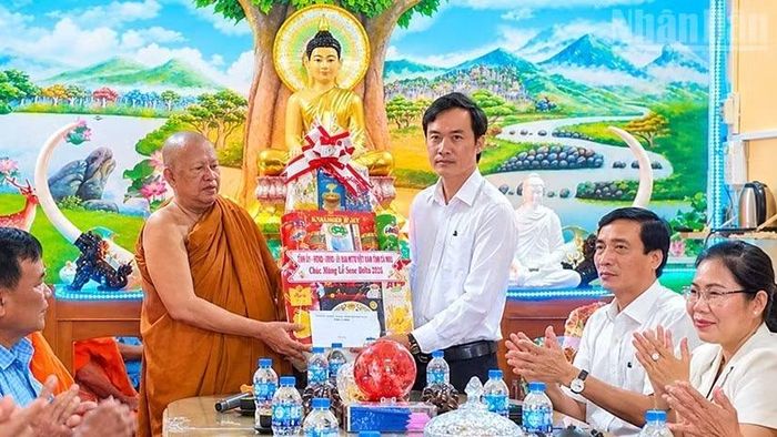 Đồng chí Lương Văn Pho, Phó Giám đốc Sở Dân tộc và Tôn giáo tỉnh Cà Mau và lãnh đạo Đảng ủy, Ủy ban nhân dân xã Hòa Bình thăm và tặng quà các vị sư tại các chùa Khmer trong xã. (Ảnh: CTV)