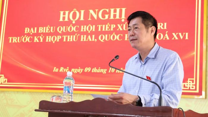 Đồng chí Nguyễn Hoàng Giang, Đại biểu Quốc hội tỉnh Đắk Lắk, Giám đốc Sở Dân tộc và Tôn giáo tỉnh Đắk Lắk trả lời ý kiến của cử tri. (Ảnh: NGỌC LÂN)