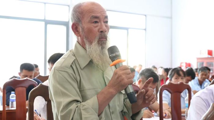 Cử tri ý kiến tại hội nghị. (Ảnh: NGỌC LÂN)