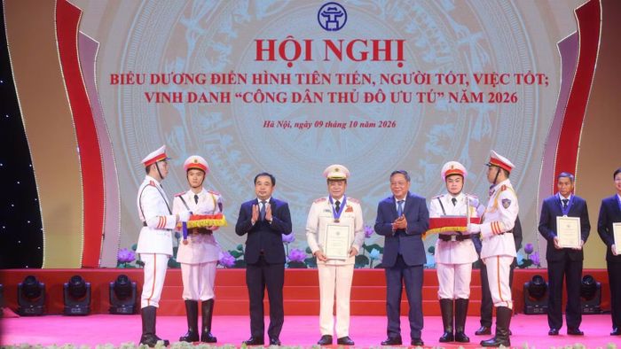 Bí thư Thành ủy Hà Nội Trần Đức Thắng và Phó Bí thư Thường trực Thành ủy Nguyễn Văn Phong trao danh hiệu "Công dân Thủ đô ưu tú" năm 2026 tặng Giám đốc Công an Hà Nội, Trung tướng Nguyễn Thanh Tùng. (Ảnh: PHẠM KIÊN)