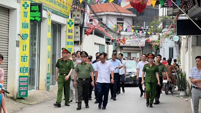 Trung tướng Nguyễn Thanh Tùng, Giám đốc Công an thành phố Hà Nội dẫn đầu đoàn công tác đến kiểm tra thực tế hoạt động sản xuất, kinh doanh tại làng nghề bánh kẹo La Phù.