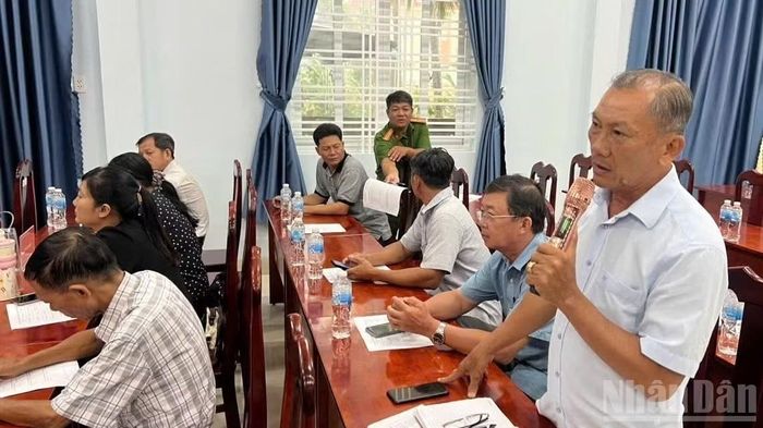 Xã Tân Hội tổ chức lấy ý kiến phản biện của người dân để hoàn thiện tốt hơn mô hình hành chính công vì dân phục vụ. (Ảnh: THANH PHONG)
