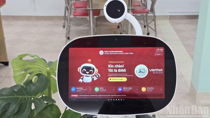 Trung tâm Phục vụ hành chính công phường Bình Minh đưa robot hỗ trợ người dân đến làm thủ tục hành chính. (Ảnh: THANH PHONG)