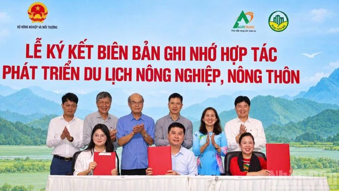Lễ ký kết biên bản ghi nhớ hợp tác phát triển sản phẩm du lịch nông thôn xanh và đưa đón khách du lịch.