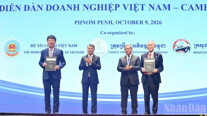  Hai Thủ tướng chứng kiến lễ trao biên bản thỏa thuận hợp tác giữa các cơ quan, doanh nghiệp hai nước. (Ảnh: THANH GIANG) 