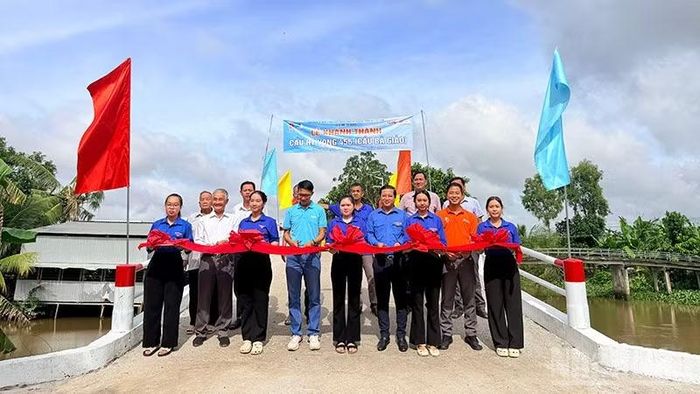 Nghi thức cắt băng khánh thành cầu Hy Vọng 456 (cầu Bà Giảo) tại ấp Tân Quới, xã Tân Phú Trung, tỉnh Đồng Tháp. (Ảnh: TRUNG THÀNH)
