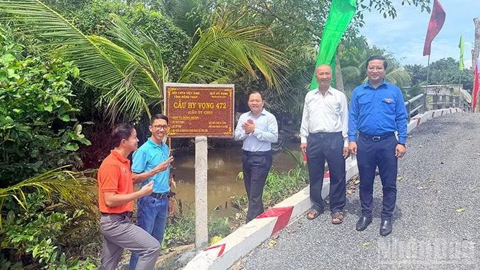 Nghi thức khánh thành cầu Hy Vọng 472 (cầu Út Chu) tại ấp Long Thành A, xã Hòa Long, tỉnh Đồng Tháp. (Ảnh: TRUNG THÀNH)