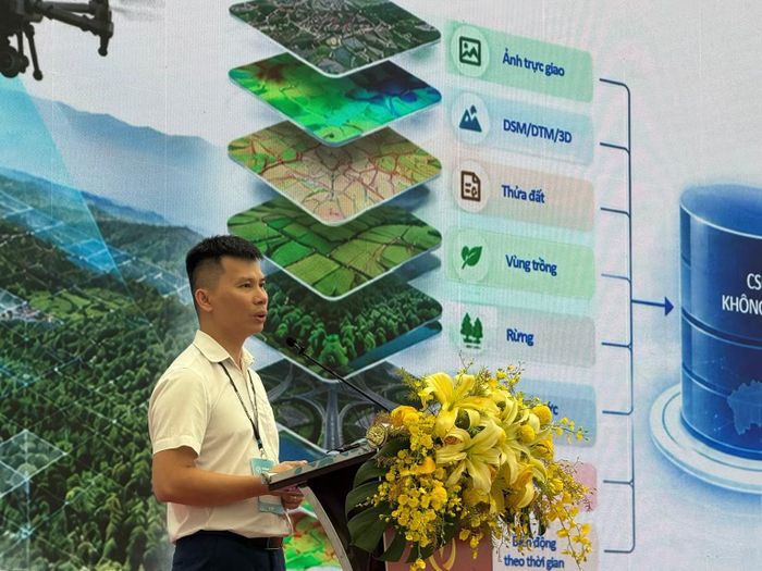 Giám đốc VNPT UAV Lab Phạm Đắc Bảo giới thiệu việc kết hợp thiết bị bay không người lái (UAV), dữ liệu và AI trong quản lý tài nguyên, môi trường, nông nghiệp và hạ tầng. (Ảnh: TRÀ MY)