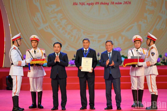 Bí thư Thành ủy Hà Nội Trần Đức Thắng và Phó Bí thư Thành ủy Hà Nội Nguyễn Văn Phong trao Bằng chứng nhận danh hiệu "Công dân Thủ đô ưu tú" năm 2026 cho Anh hùng Lao động Mai Đức Chung, nguyên Huấn luyện viên trưởng đội tuyển bóng đá nữ quốc gia Việt Nam.