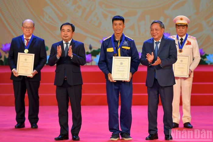 Bí thư Thành ủy Hà Nội Trần Đức Thắng và Phó Bí thư Thành ủy Hà Nội Nguyễn Văn Phong trao Bằng chứng nhận danh hiệu "Công dân Thủ đô ưu tú" năm 2026 cho ông Phạm Thành Trung, công nhân Xí nghiệp Quản lý duy trì Hồ, Công ty thoát nước Hà Nội.