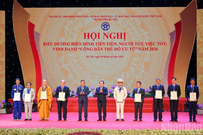 Bí thư Thành ủy Hà Nội Trần Đức Thắng và Phó Bí thư Thành ủy Hà Nội Nguyễn Văn Phong trao Bằng chứng nhận, vinh danh 9 "Công dân Thủ đô ưu tú" năm 2026.