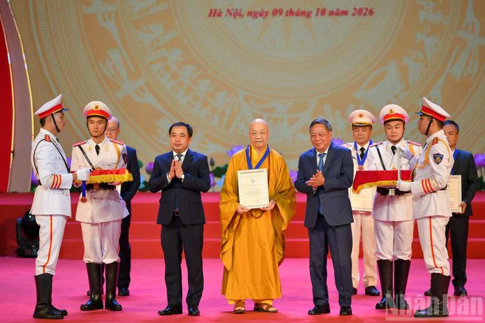 Bí thư Thành ủy Hà Nội Trần Đức Thắng và Phó Bí thư Thành ủy Hà Nội Nguyễn Văn Phong trao tặng danh hiệu Công dân Thủ đô ưu tú năm 2026 cho Hòa thượng Thích Thanh Nhã (sinh năm 1950, thế danh Đỗ Văn Mâu), Ủy viên Ban Thường trực Hội đồng Chứng minh, Chánh Văn phòng Hội đồng Chứng minh; nguyên Phó Trưởng Ban Ban Trị sự Giáo hội Phật giáo Việt Nam thành phố Hà Nội; nguyên Ủy viên Mặt trận Tổ quốc Việt Nam thành phố Hà Nội; trụ trì chùa Trấn Quốc, thành phố Hà Nội.
