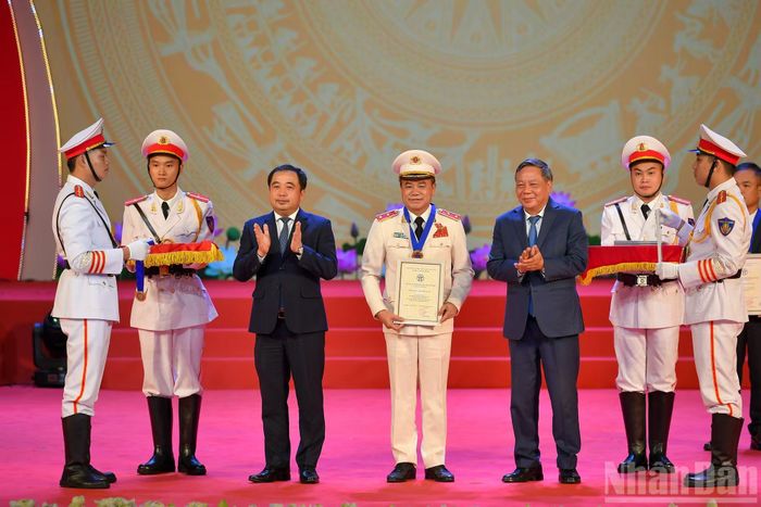 Bí thư Thành ủy Hà Nội Trần Đức Thắng và Phó Bí thư Thành ủy Hà Nội Nguyễn Văn Phong trao Bằng chứng nhận danh hiệu "Công dân Thủ đô ưu tú" năm 2026 cho Anh hùng lực lượng vũ trang nhân dân Nguyễn Thanh Tùng, Ủy viên Ban Thường vụ Thành ủy Hà Nội, Bí thư Đảng ủy, Giám đốc Công an thành phố Hà Nội.