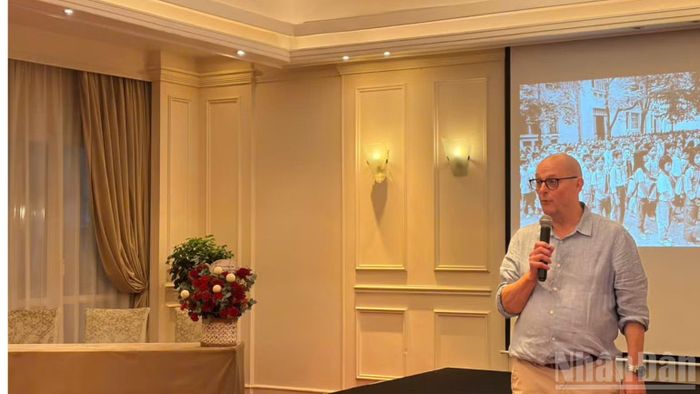 Nhiếp ảnh gia Andy Soloman tại buổi khai mạc sự kiện.