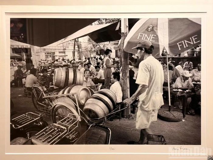 Chụp "Giao bia hơi bằng xích-lô", Andy Soloman cho rằng, thưởng thức bia hơi như hé mở một cánh cửa thú vị để khám phá văn hóa Hà Nội.