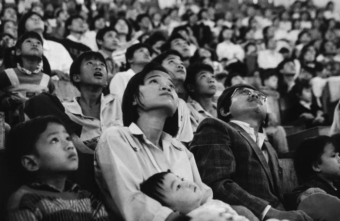 "Những người tại Rạp Xiếc Trung ương Hà Nội" được Andy Soloman chụp năm 1992.
