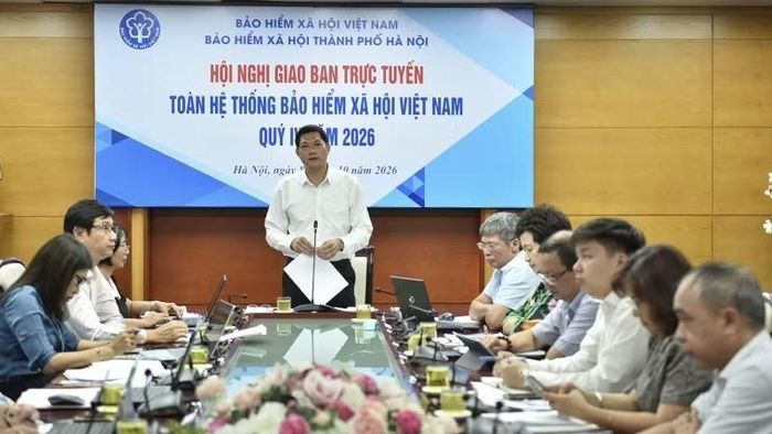 Giám đốc Bảo hiểm xã hội thành phố Hà Nội Nguyễn Ngọc Huyến chia sẻ tại hội nghị giao ban trực tuyến toàn hệ thống Bảo hiểm xã hội Việt Nam quý IV/2026. (Ảnh: HSS)