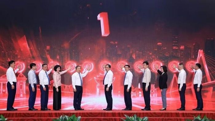 Lãnh đạo thành phố Hà Nội và đại diện nhà đầu tư thực hiện nghi lễ khởi công các dự án. (Ảnh: Văn Thành)