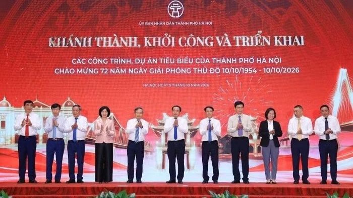 Lãnh đạo thành phố Hà Nội và đại diện nhà đầu tư tham dự Lễ công bố danh mục dự án, khánh thành, khởi công và triển khai thực hiện. (Ảnh: Văn Thành)