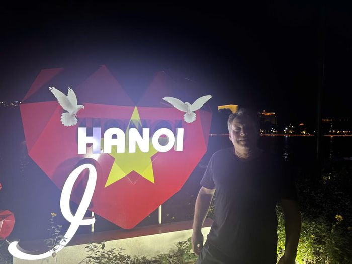 Ông Wilson Grantis, một du khách Mỹ hào hứng: “Tôi mới đến đây hôm qua thôi, thật sự quá tuyệt vời, tôi vẫn đang vừa đi dạo vừa học hỏi xem tại sao dịp này Hà Nội lại làm những điều hoành tráng thế này".