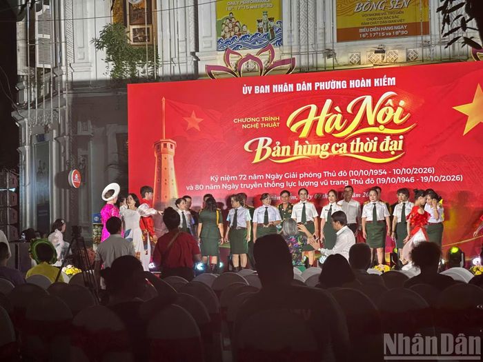 Những ngày này, khắp các phường, xã đều xuất hiện các sân khấu nghệ thuật, cất vang những "Bản hùng ca" hát mừng Ngày Giải phóng Thủ đô.