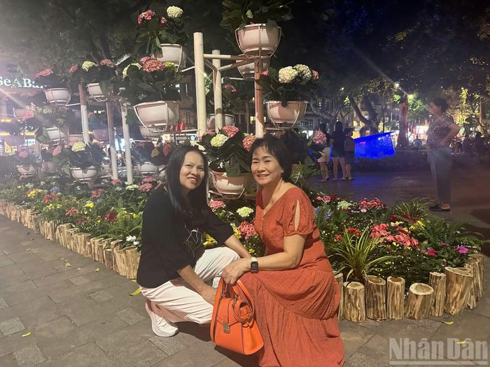 Chị Nguyễn Thị Lương (bên phải) cùng bạn là chị Ngô Thị Thanh ở phường Ba Đình, bồi hồi nhớ lại: “22 năm trước tôi cũng từng có cơ hội tham dự buổi diễu hành kỷ niệm Giải phóng Thủ đô, đến nay tôi vẫn giữ nguyên cảm xúc như vậy. Thực sự rất vui mừng vì thời gian trôi qua đất nước ngày càng phát triển và tươi đẹp hơn”. (Ảnh: MINH DŨNG)