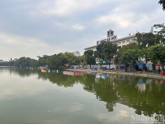 Đúng 21 giờ tối 10/10, những chùm pháo hoa đầu tiên sẽ vút lên từ trận địa trước Bưu điện Hà Nội. Không gian đậm chất lịch sử quanh Hồ Gươm sẽ được thắp sáng rực rỡ hơn bao giờ hết. Với 350 giàn pháo và hỏa thuật, màn trình diễn tại đây như một bản anh hùng ca bằng ánh sáng.